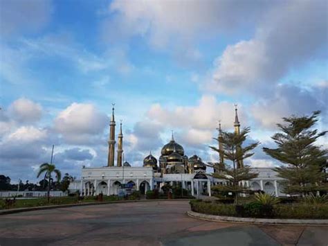 Kuala terengganu is the administrative capital, royal capital and the main economic centre of terengganu, on the east coast of peninsular malaysia. Masjid Kristal Kuala Terengganu | Percutian Bajet