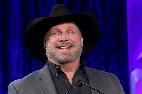 He has hair color is light brown and eye color is blue. Garth Brooks' 'Fun' Album (Finally) Arrives This Fall