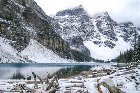 Stunning Moraine Lake In The Winter Moraine Lake Lake Louise Winter