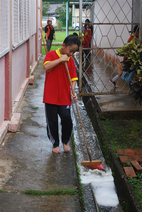 Banyak kecelakaan terjadi justru disebabkan oleh faktor kelalaian penggunanya. SEKOLAH RENDAH LAMUNIN: Kempen Kebersihan SR Lamunin 2010.