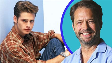 jason priestley talks disgusting brad pitt new show wild cards and shannen doherty