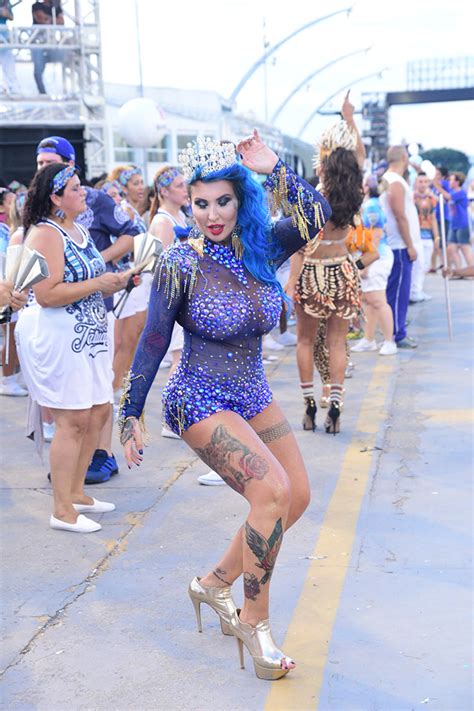 Sabrina Boing Boing Aposta Em Cabelo Azul Durante Ensaio De Escola De Samba Em S O Paulo Ofuxico