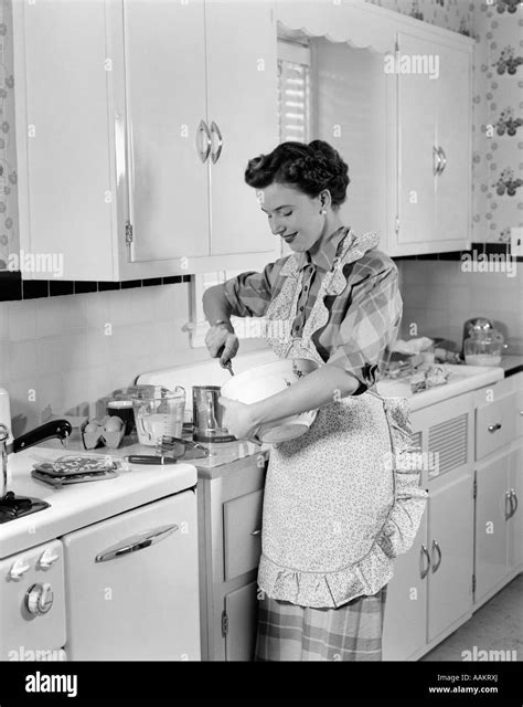 1950er Jahren Frau Hausfrau In Der KÜche SchÜrze Mischen Backen Zutaten