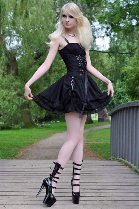 Pin By Sylwia Herman On Moda Gothic Fashion Hot Goth Girls Gothic Outfits