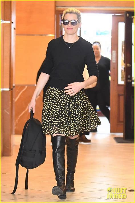 Elizabeth banks is a mom and no amount of criticism about how she became a mother can take that away from her. Full Sized Photo of elizabeth banks lunch with husband max ...