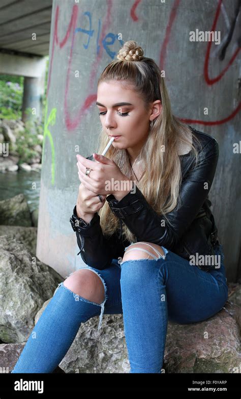 Chica Fumadora Perforada Fotograf As E Im Genes De Alta Resoluci N Alamy