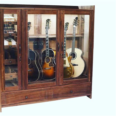 Most of the suggestions have been to keep the guitar in the case with all kinds of bits in the soundhole and neck, but i found that particularly frustrating. Insertado | Guitar display, Guitar storage cabinet, Guitar ...