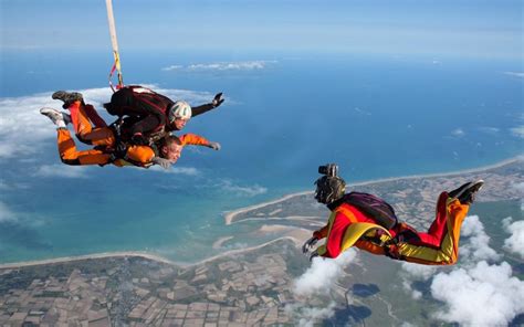 Saut en parachute : un sport aérien fun et intense – mairie-ceret