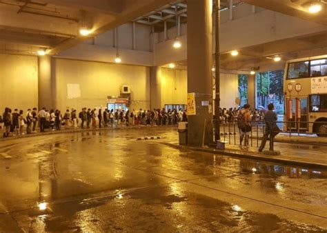 紅雨 (red rain) and 黑雨 (black rain) is the cantonese abbreviation for two rainstorm warning signals in hong kong. 新界雨量92毫米 網民又拗點解唔發黑雨？｜即時新聞｜港澳｜on.cc東網