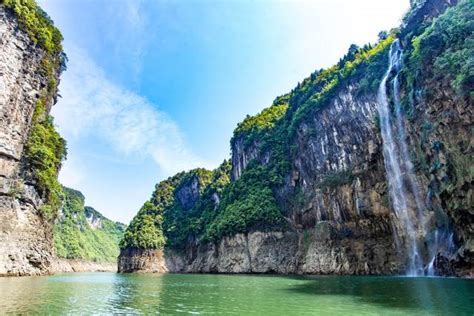 贵州极具代表性的大峡谷，天生桥高达百米，铜仁旅游必去景点贵州代表性民歌