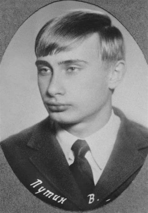 Спорт, защита животных, автомобили, отдых. Непоказвани снимки на младия Путин, който днес навършва 67 ...