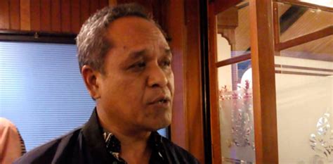 Kemudian disunting sedemikian rupa sehingga terlihat seperti mengenakan baju partai pdi perjuangan. Benny K. Harman: Harun Masiku Dan Jiwasraya Pasti Ketemu ...