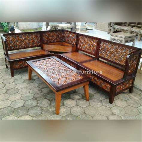Di tengah sofa terdapat meja coklat dari kayu yang berlapis kaca bening. 100 Model Kursi Tamu Dari Kayu Jati | Homkonsep