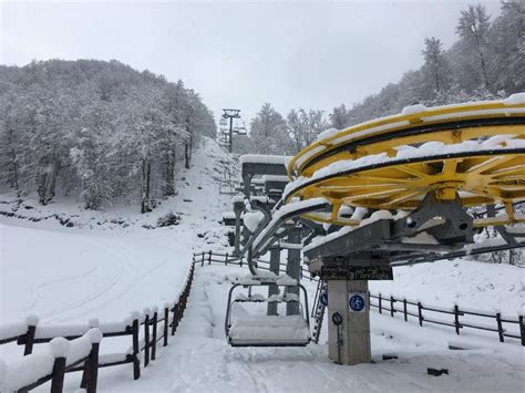 Parco del mottarone apre la stagione sciistica il 19 febbraio dopo il via libera degli organi governativi, nel pieno rispetto delle regole di sicurezza con personale preposto al controllo delle temperature, distanziamento e una capienza giornaliera del 30% della portata massima degli impianti. Comunicata l'apertura degli impianti sciistici di Campo ...
