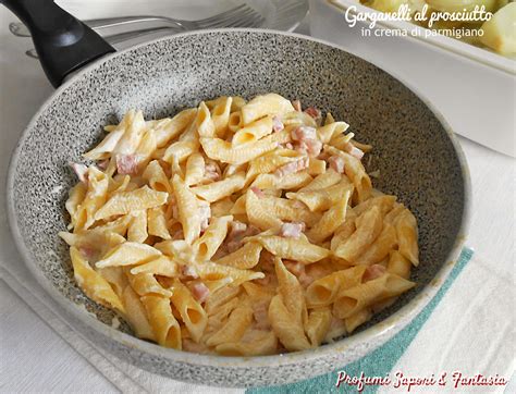 Nel frattempo preparare la crema al parmigiano, mettendo la panna e il parmigiano sul fuoco e portare ad ebollizione. Garganelli al prosciutto in crema di parmigiano