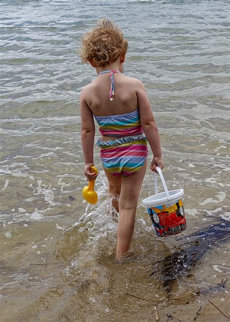 Kostenlose Foto Strand Meer Wasser Sand Mädchen Ferien Bein Jung Kind Jahreszeit