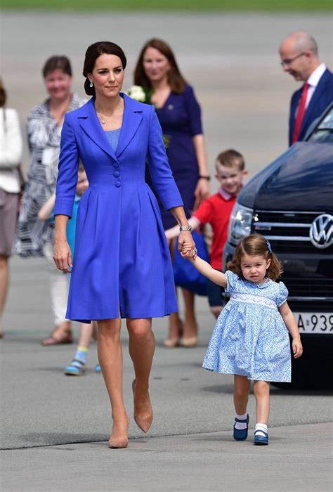 Kardigany moda design księżna kate sukienki ubrania. Para książęca żegna się z Polską. Księżna Kate zaskoczyła ...