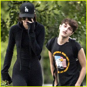 Kendall jenner et anwar hadid ne se quittent plus ! Kendall Jenner Stops By Barnes & Noble with Her Pals ...