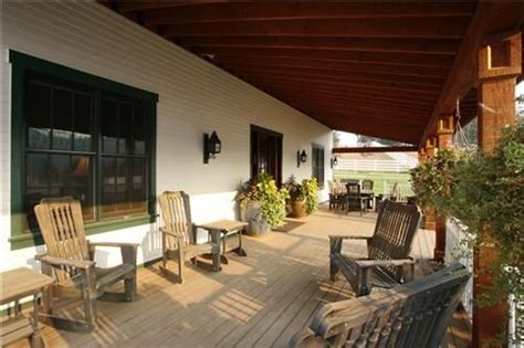 With a prefab garage that includes space for an apartment, you get the storage space you need plus a place to call home.we have helped numerous customers build a space to store their vehicle along with a small. Barn Living Pole Quarter With Metal Buildings | Stallion ...