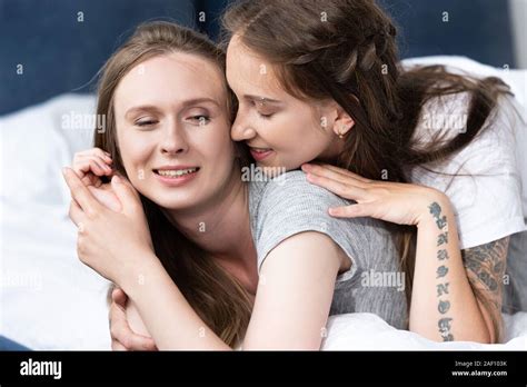 Dos Lesbianas Feliz Abrazando En La Cama En La Ma Ana Fotograf A De