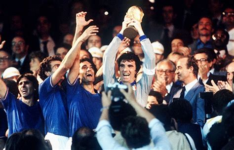 Paolo rossi è stato il terzo pallone d'oro italiano dopo gianni rivera e omar sivori, riconoscimento ottenuto proprio nel 1982. Storie Mondiali