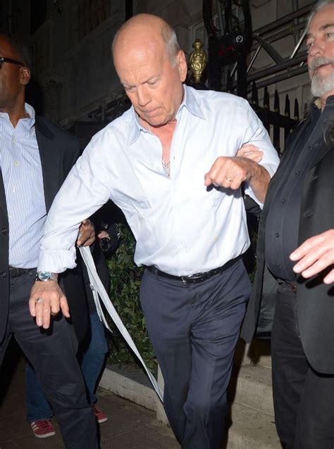 Fototnuk Qëndron Dot Në Këmbë Bruce Willis Tap Përshëndet Me