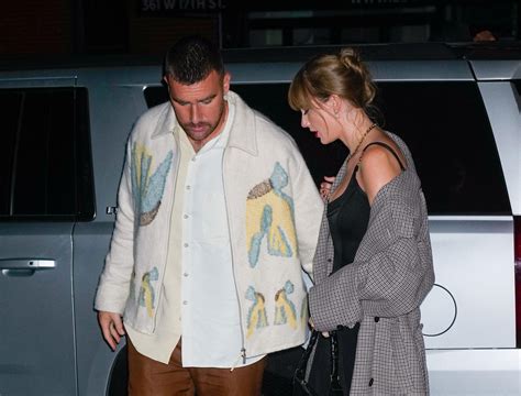 Taylor Swift diz a Travis Kelce 'Eu te amo' após a vitória dos Chiefs