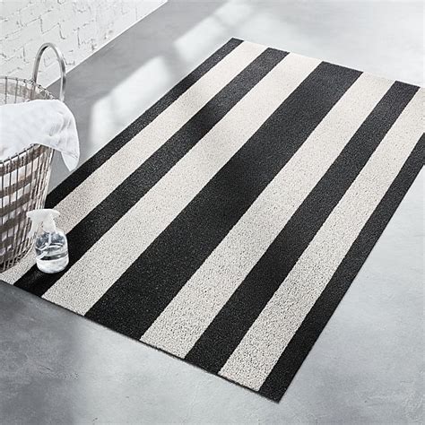 Bath mats and bath rugs are essential pieces of your home's soft furnishing. Chilewich Black and White Floor Mat + Reviews | CB2