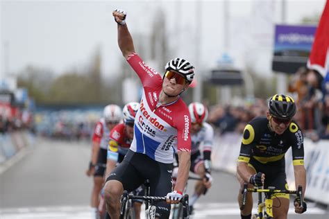 Mathieu van der poel en co rijden strade bianche op andere fiets na stuurbreuk. Mathieu van der Poel takes first WorldTour victory at ...