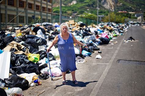 Garbage Emergency In Naples Images Roberto Salomone Documentary Photographer