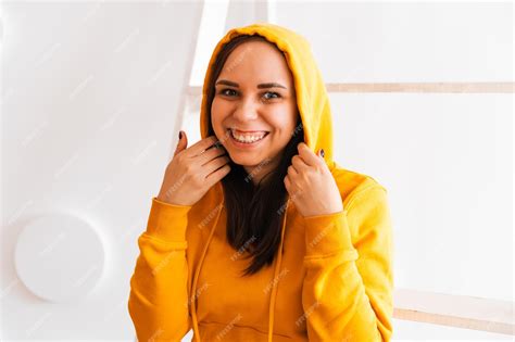 Retrato De Mujer Joven Posando Sobre Fondo Blanco Bonita Morena Con