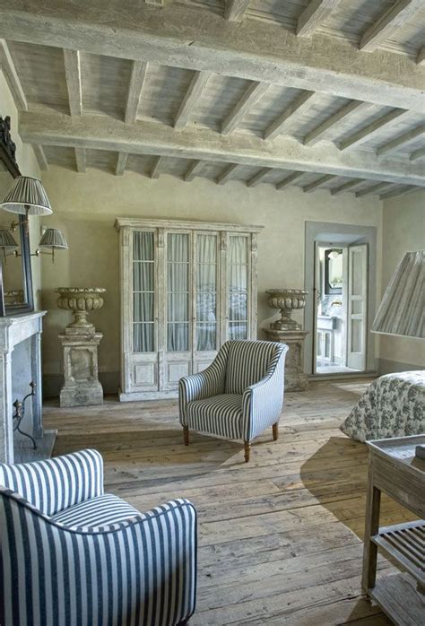 L'arredamento country è un'ottima soluzione per esaltare i materiali naturali come il legno che riveste un ruolo di primaria importanza. Lavanda e ispirazione francese per una casa in stile ...