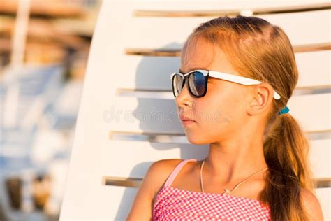 Enfant Adorable Prenant Un Bain De Soleil Sur Une Plage Photo Stock