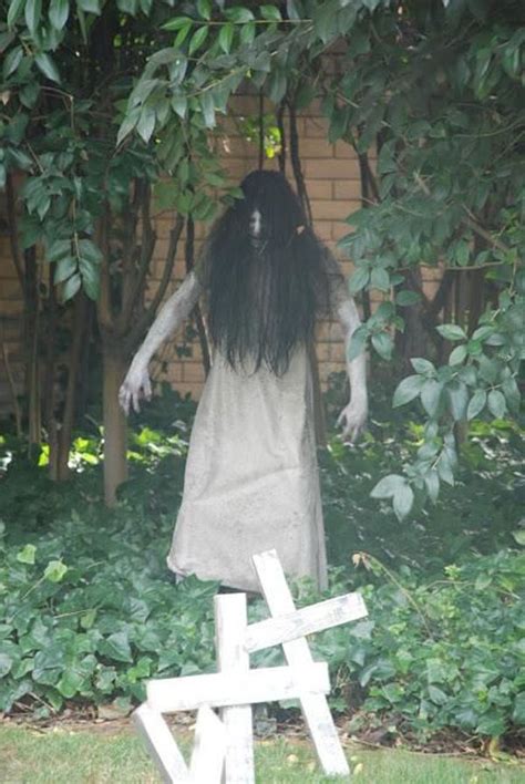 Very Scary Outdoor Halloween Decoration Ideas More Humour Halloween