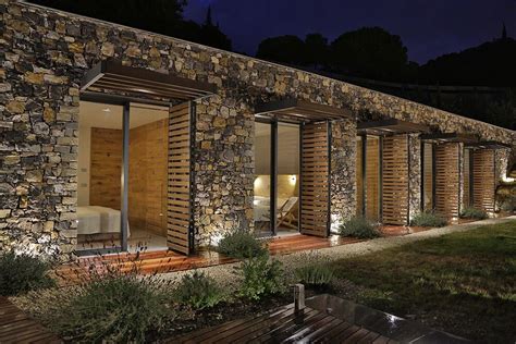 Rustic Wood And Stone Accent This Modern Home Interior Stone Facade Architect Architect Design