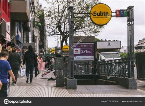 entrada a la estación del metro de buenos aires argentina subte estación de metro buenos aires