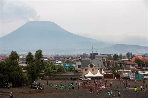 DR Congo's Nyiragongo volcano erupts triggering panic in Goma | Daily Sabah