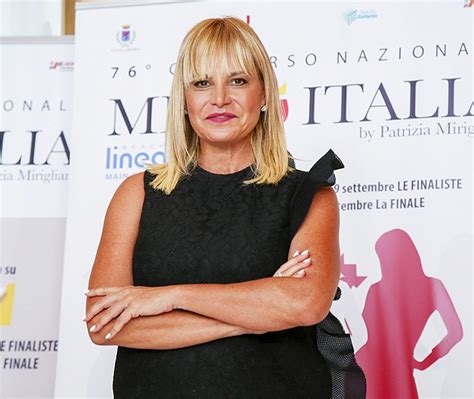 Taglio capelli simona ventura 2018, nuova vita (professionale nuovo guardaroba ecco i nostri consigli per il nuovo look dell ex regina rai. Simona Ventura, capelli corti (e molti chili in meno ...