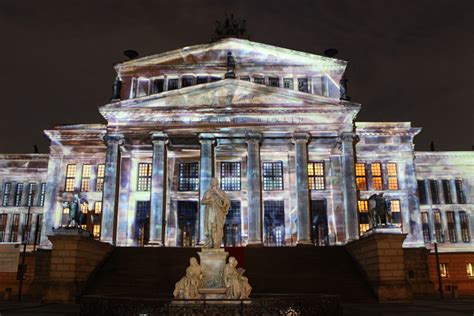 The konzerthaus is the latest in a series of concert halls that stood on gendarmenmarkt. konzerthaus - berlin leuchtet Foto & Bild | deutschland ...