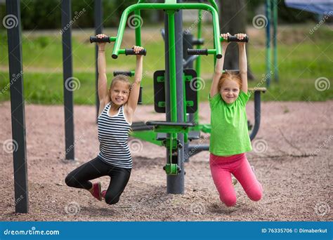 2 смешных маленькой девочки приниманнсяый за спортивный инвентарь Стоковое Фото изображение