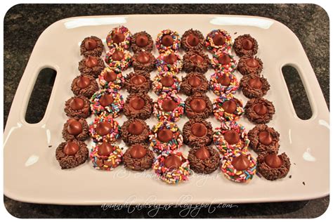 They are made with cocoa powder and melted chocolate, with kisses pressed into the top, which is basically chocolate heaven. christmas+chocolate+hershey+kiss+cookies+%289%29.jpg 1,024 ...