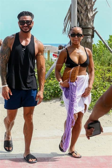 Pauly D Nikki Hall Works On Their Tans Together In Miami Beach