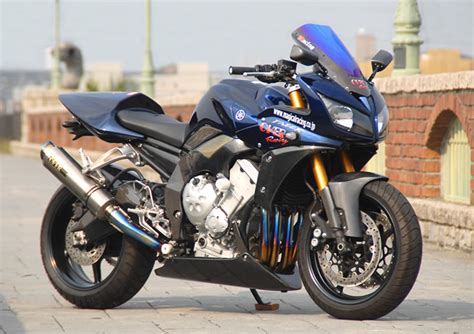 Paul johnston reviews the yamaha fzs 1000cc fazer which has taken inspiration from both the r1 and fazer. Would it be silly to race an FZ1? - R6Messagenet.com