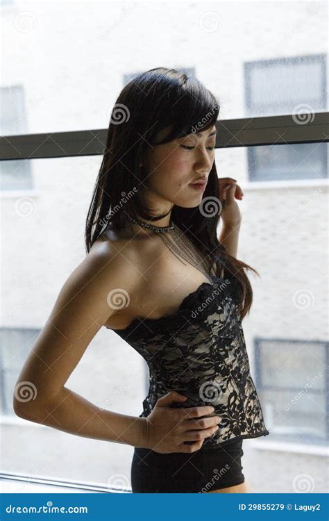 Pi Kne Seksowne Azjatyckie Kobiety Przed Okno Obraz Stock Obraz
