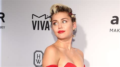 See Miley Cyruss New Long Blonde Bombshell Hair Teen Vogue