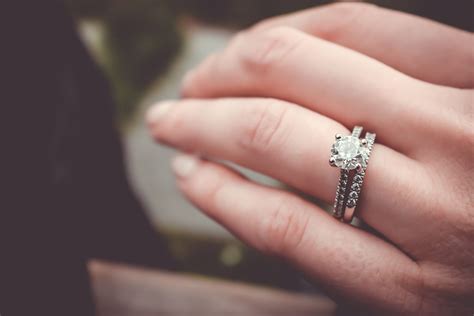 Where To Wear Wedding And Engagement Ring