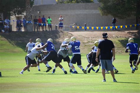 Competition between nose tackle, center strengthens team's foundation - Daily Bruin