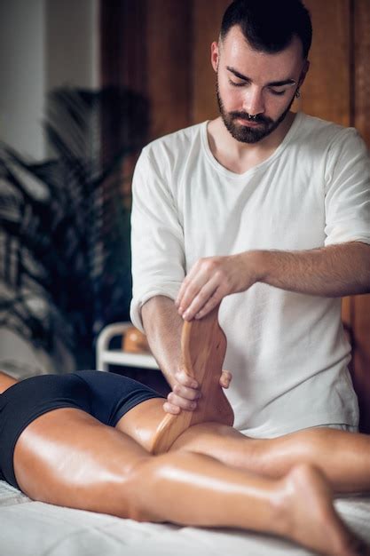 Premium Photo Therapist Doing Anti Cellulite Madero Therapy Massage