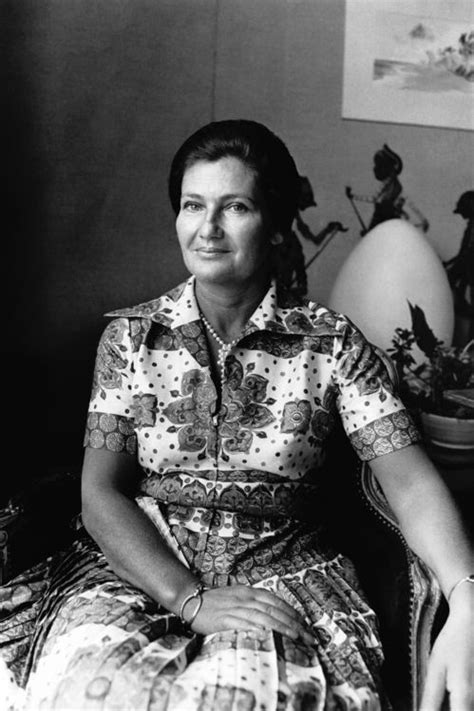 La france rend le plus grand hommage à simone veil en faisant entrer sa dépouille au panthéon. Épinglé sur portrait noir et blanc