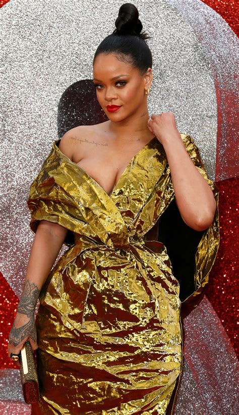 Rihanna Oceans 8 Premiere Singer Grabs Assets As Dress Slips Down On